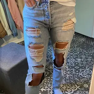 Jeans med slitningar 💙💙 (lånat andra bilden) 100/bud ✨