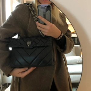 Kurt geiger väska  - Superfin Kurt geiger väska som inte kommer till användning. Nypris ca 3000. Det är den stora modellen. Tecken på användning finns men den är fint skick. Köparen står för frakt! 