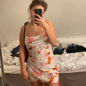 Blommig klänning - Jättefin (men skrynklig på bilderna) klänning från zara i stolek m, men skulle säga att den är en s💕