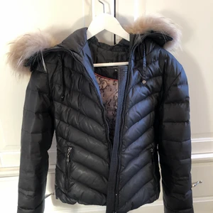 Hollies jacka storlek 36. - Säljer min hollies jacka nu i storlek 36 väldigt fint skick.