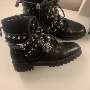 Skor - Säljer mina jättesnygga zara boots pga försmå. Dom är i bra skick och är bara använda ett fåtal gånger☺️