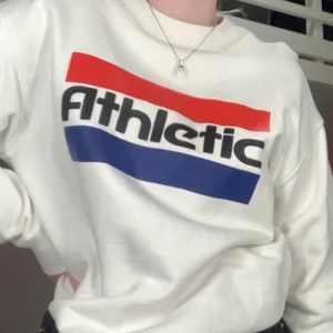 Carlings sweatshirt  - Stor och mysig sweatshirt från carlings i herrstorlek S, så skulle säga att den sitter som en L på dam! Knappt använd💙