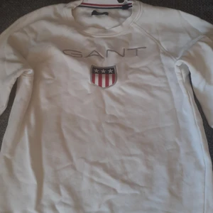 Gant tröja strl. 158/164, 13-14 år  - Helt ny Gant tröja. Använd två tre gånger. Sköna och fina. Storlek 158/164, 13-14 år. Möts I Stockholm. Går att fraktas. 