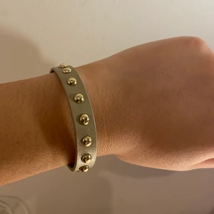 Armband med nitar  - armband med nitar som stängs med knappar finns två ”storlekar”✨