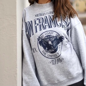 Xs - En sweatshirt i bra kvalite. Använd ett fåtal gånger och skulle säga att den är något oversized. Mjuk inuti och mysig. 