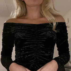Svart offshoulder tröja - Svart offshoulder tröja i sammetliknande material! Med dragsko i mitten av toppen! Lapp är avklipp men tror den är från Ginatricot eller BikBok & den är storlek xs eller 34! Frakt ingår i priset!