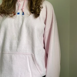 Rosa hoddie  - Rosa hoddie från topman, tyck framtill och på ärmen. Använd 5 gånger. Frakt tillkommer 