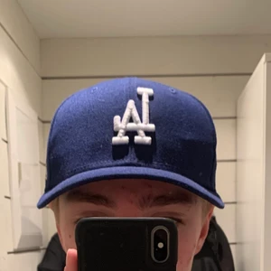 New era LA blå keps - En Fitted New Era LA  keps i färgen blå och i storleken 7 1/8. storlek 7 1/8 är det samma som om du räknar omkrets på ditt huvud med t.ex ett måttband och omkretsen är 56,8cm. storlek är 7 1/8 eller 56,8cm. Priset går att diskutera 🧢🧢🤩🤩🤩👌