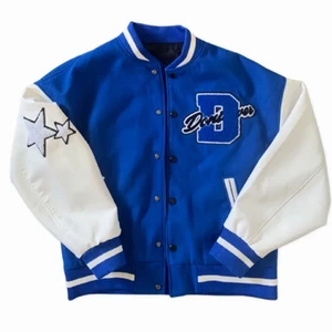 Blå varsity jacket - Jättesnygg varsity jacket i nyskick. Passar alla från XS-L. Ärmarna är i läderimitation och kvaliteten är toppen! Skriv privat om du har några frågor 💙 pris kan diskuteras vid snabb affär!