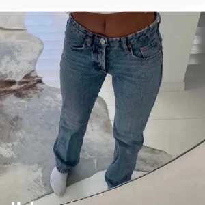 Mid rise jeans - Helt oanvända ZARA mid rise jeans med pris lapp kvar, pga fel storlek!!! Dom är verkligen super snygga och matchar till absolut allt!!! Lånade bilder men samma jeans på bilden 🤎🤍🤎🤍🤎🤍 kontakta mig för fler bilder och frågor!!!😁