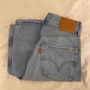 Jag säljer dessa SJUKT snygga Levis jeans i modellen High Loose pga för små:( de är aldrig använda och endast provade🥰 de har inga defekter 🥰 (Sista bilden är lånad) NYPRIS: 1200kr