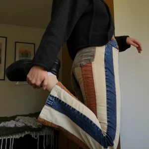 Cowboy jeans  - Asfeta jeans med stripor av manchesertyg i olika färger. Riktig 🤠 vibe.. storlek är 40, men en liten sådan. Vet inte exakt längd men jag är 174 och de är lite för korta för mig. Frakt tillkommer 🌬