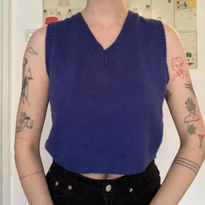 Fin indigo-väst - Nästan oanvänd superfin väst som slutar vid midjan! Den är från shein, i superbra skick! Färgen är indigoblå! Passar bra att bära själv eller med skjorta under!:)