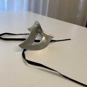 Masker - Säljer 2 maskeradsmasker, nyköpta och aldrig använda. Säljer pågrund av att jag har liknande. Jättefina❤️❤️