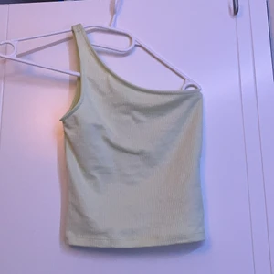 TOPP XXS/xs - Fin knappt använd topp från Ginatricot passar både xxs och xs! budgivning från 30kr upp.