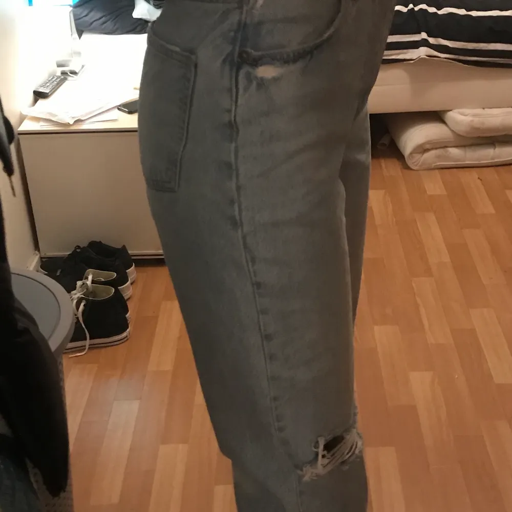 Ett par super snygga jeans med hål i knäna. Går ner till hälarna & över skorna. Är 173 cm.☺️. Jeans & Byxor.