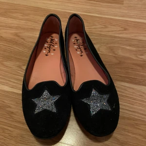 Svarta Tommy Hilfiger ballerina skor - Svarta skor, köpta för 800kr säljer för 100kr + frakt, endast använda inomhus en gång.