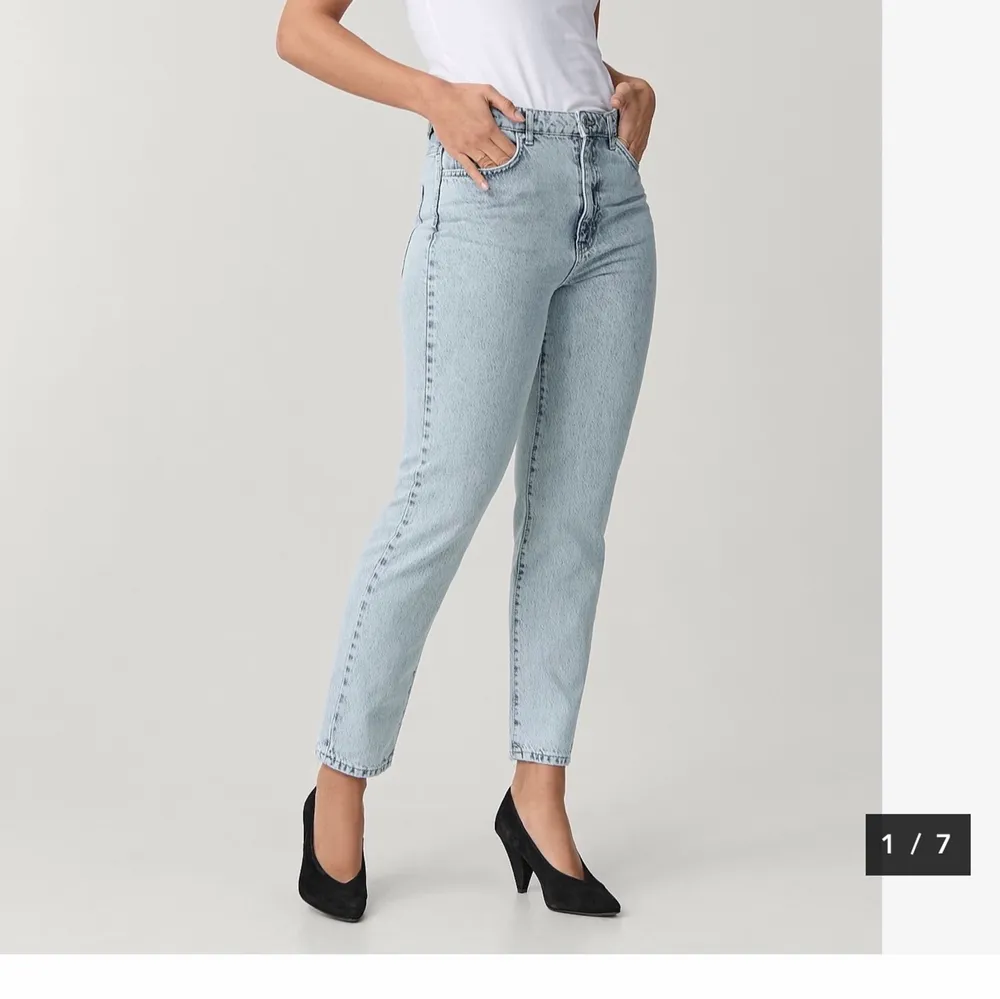 Andra bilden är lånad. Byxorna är för stora för mig och är därför inte så lätt att visa snyggt på. Är Dagny mom jeans från Gina. Knappt använda . Jeans & Byxor.