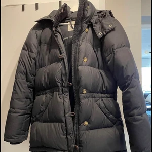 Boomerang  - Jacka från boomerang, storlek XS och är i bra skick men ett lite hål på ärmen men det är inget märkvärdigt. Nypris 5999kr 