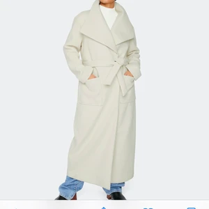 Beige kappa från bikbok - Beiga lång kappa från bikbok i storlek M. säljer pga av att den är lite för lång för mig. Använd två gånger så nästan som nu förutom en fläck som ni kan se på bilden men går nog lätt att få bort. 