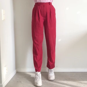 Byxor - Bekväma vintagebyxor från Beyond Retro. Står ingen storlek men jag brukar ha M eller 27 i byxor, är 176 cm och kan skicka fler mått om du vill! 