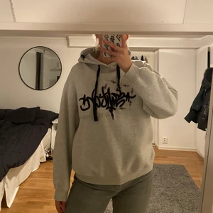 Hoodie - Grå hoodie i storlek M!