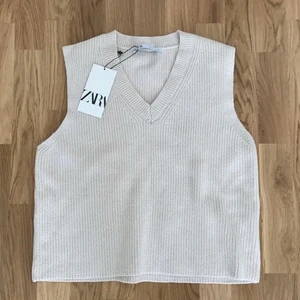 S - Säljer denna super snygga väst ifrån zara!! Använt den några få gånger. Frakt står köparen för!💞