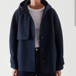 Cos jacka - !!INTRESSE KOLL!!på min eftertraktade slutsålda jacka som jag fick hem idag! Fick hem två exemplar så säljer därför den i S💕 Den är lite oversized så skulle säga att den passar allt från xs/s-m Den är helt oanvänd och bara prövad. Säljer därför runt samma pris. Bud från 1750kr!! Högsta bud 2000