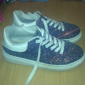 Glittriga skor  - Glittriga skor storlek 36. 