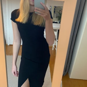 Svart långklänning - Stretchig, svart långklänning med slits från BikBok. Skönt material och passar till det mesta. Fin att ha till nyår!! Säljer då den inte längre kommer till användning.  Storlek: XS   Pris: 80kr