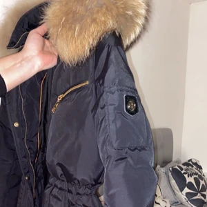 Hollies jacka, strl 34. Modell: les arcs - Hejsan!! Säljer en superfin hollies jacka i modellen les arcs . Jackan har endast använts under en vinter och är nästan i nyskick. Nypriset var 4449. Som sagt nästan ny jacka som värmer perfekt under vintern. 