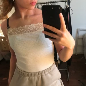 Vitt linne  - Vitt fint linne som aldrig kommit till användning! Köparen står för frakt ❤️ priset kan alltid diskuteras då jag vill få sålt ALLT! 