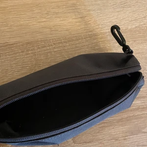 Pennskrin  - Nike pennskrin köpt för klass 5 men har använt den ksk 3-4 gånger sen köpte jag ett nytt 😅 kan tyvärr inte ha kvar det !🥺 finns det en annan ägare ? Där ute ? Kan snacka om priset 