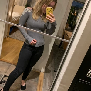 Hollister tröja - Storlek S men sitter väldigt tajt. Använd väl men ser fortfarande bra ut. 