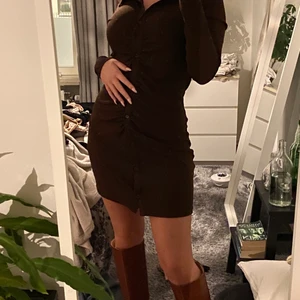 Brun kläninig  - En skit snygg brun klänning från hm som en väldigt efterfrågad just nu! Aldrig använt då jag inte haft användning till den. 