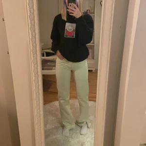 Zara jeans  - Säljer nu mina fina zara jeans som är mintgröna. De är långa på mig som är 166 men annars sitter de som en smäck💖. Priset går att diskutera😊