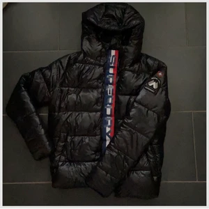 Superdry jacka, passform S/M  - Säljer min superdry jacka pågrund av att den är för stor för mig, passar som S/M och bara använd några få gånger, ser precis ut som helt nytt skick, skriv privat för mer bilder 