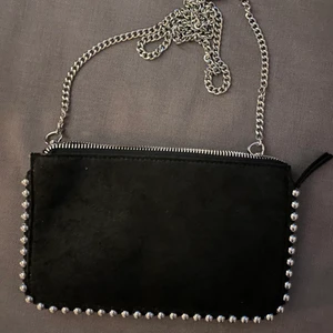 Svart väska i mocka från Zara - Jättefin svart väska i mocka från Zara. Går att ha både lång och kort kedja. Får plats med mycket i den! Aldrig använd!!!!💕🔥