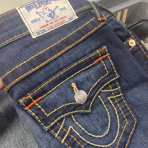 Jeans - True Religion Jeans, lite stora på mig men är storlek 27. Riktigt snygga och inga hål eller liknade💕💕 jag är 163cm så ni får ränka med det🥰