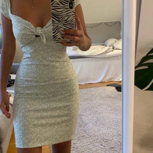 Sommarklänning  - Sommarklänning från Nelly i storlek xxs men passar mig som vanligtvis är xs/s. Använd 1 gång! 