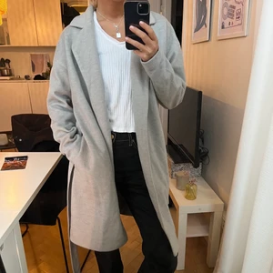 Grå kappa  - Jättefin grå kappa med tillhörande skärp 