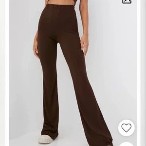 BRUNA NELLY BYXOR  - Ett par bruna sköna utsvängda byxor från Nelly, beställde dessa samtidigt som jeansen men skulle tagit en mindre storlek så säljer dessa nu! 