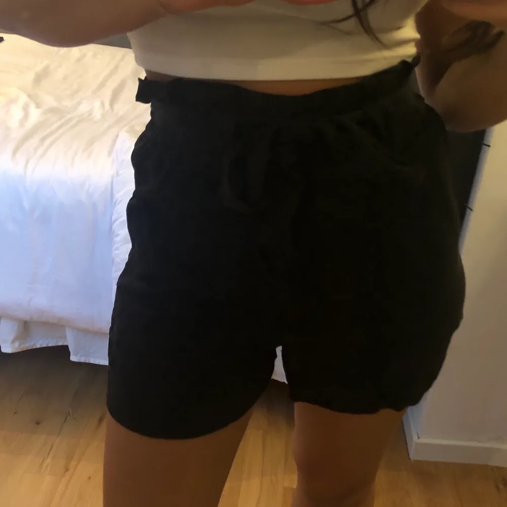 Svarta shorts i tyg från H&M i storlek 36.. Shorts.