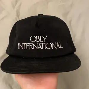 Svart keps från Obey! ”Obey international” tryck sytt på. Knappt använd, mest bara stått på hyllan