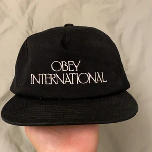 Obey keps - Svart keps från Obey! ”Obey international” tryck sytt på. Knappt använd, mest bara stått på hyllan