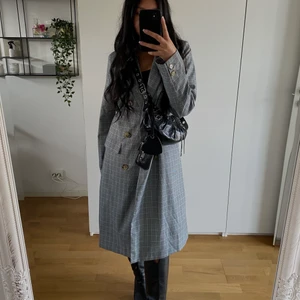 Kappa - Så snygg rak kappa köpt från Nelly💙 passar perfekt nu till våren🤗 knappt använd!