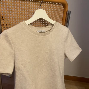 Zara tröja - Slutsåld tröja från zara, storlek M men jag är en S och den passar mig. Använd 2 gånger. Frakt ingår ej