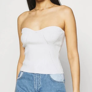 Stickad topp - Vit stickad/ribbad topp, använd två gånger 💞 Normal i storleken, för stor för mig som vanligtvis har XS/S i toppar