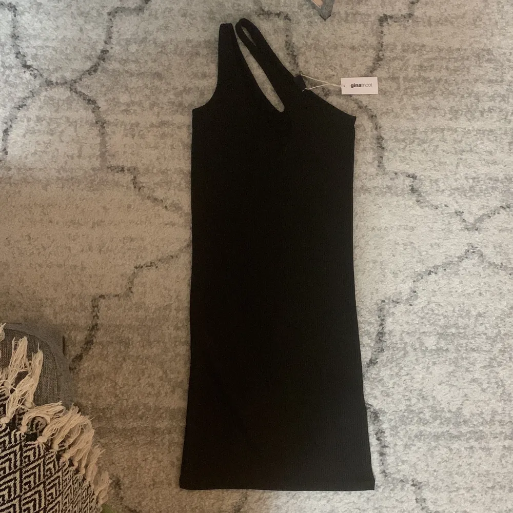 Svart one shoulder klänning från Gina Tricot i storlek XS🥰 Prislapp finns kvar. Säljes då den inte har kommit till användning💕. Klänningar.