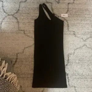 Svart one shoulder klänning från Gina Tricot i storlek XS🥰 Prislapp finns kvar. Säljes då den inte har kommit till användning💕